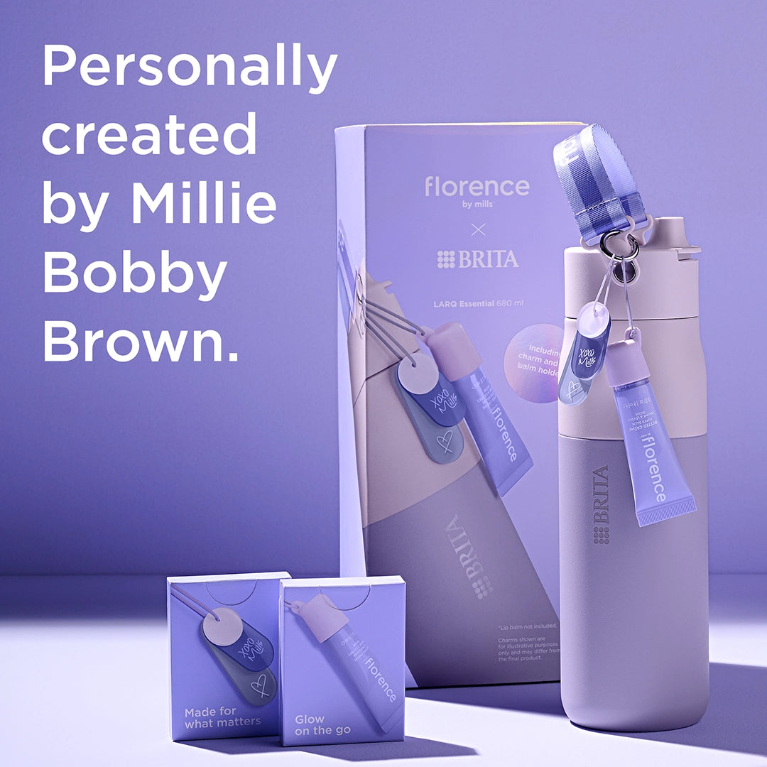 florence by mills x BRITA LARQ-fles met verpakking en accessoires op een paarse achtergrond.