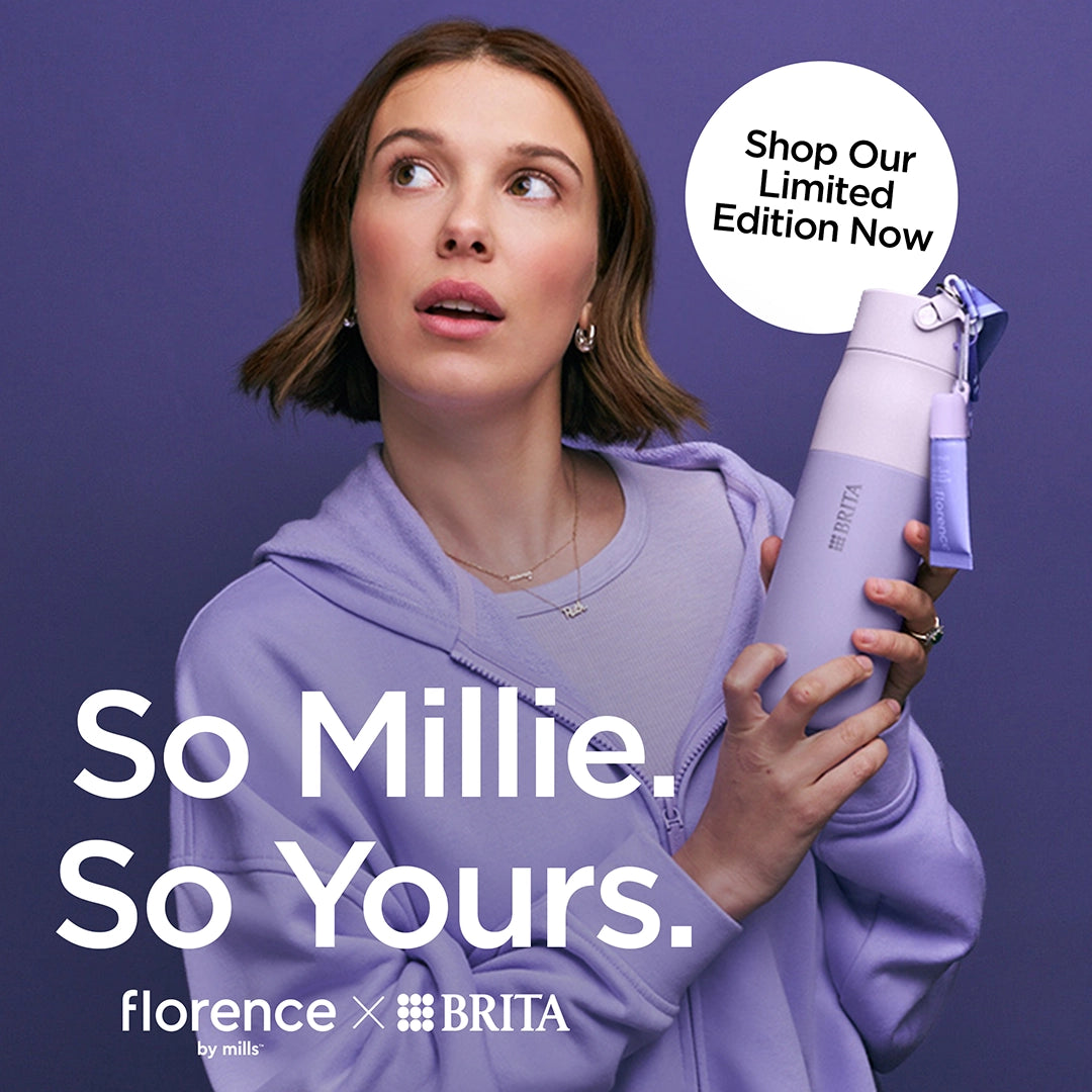 Millie Bobby Brown houdt de florence by mills x BRITA LARQ-fles vast tegen een paarse achtergrond, met het opschrift "So Millie. So Yours."