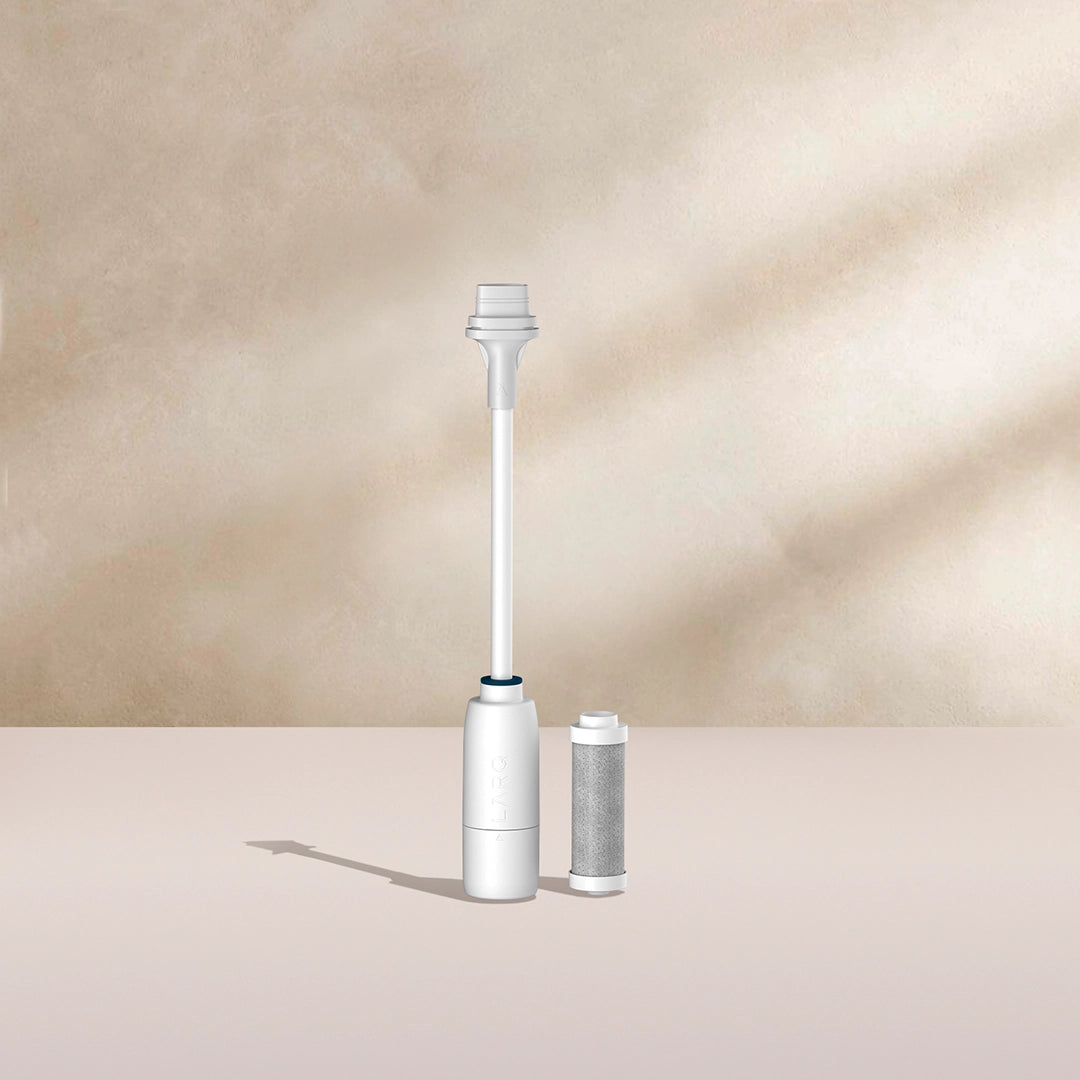 BRITA LARQ filter Upgrade-set op een beige achtergrond