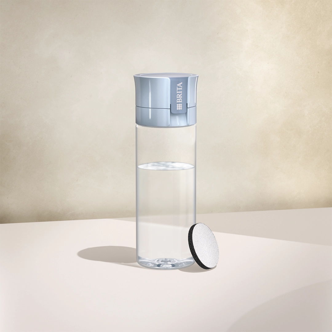 BRITA-water filter Vital-fles in lichtblauw op een beige achtergrond