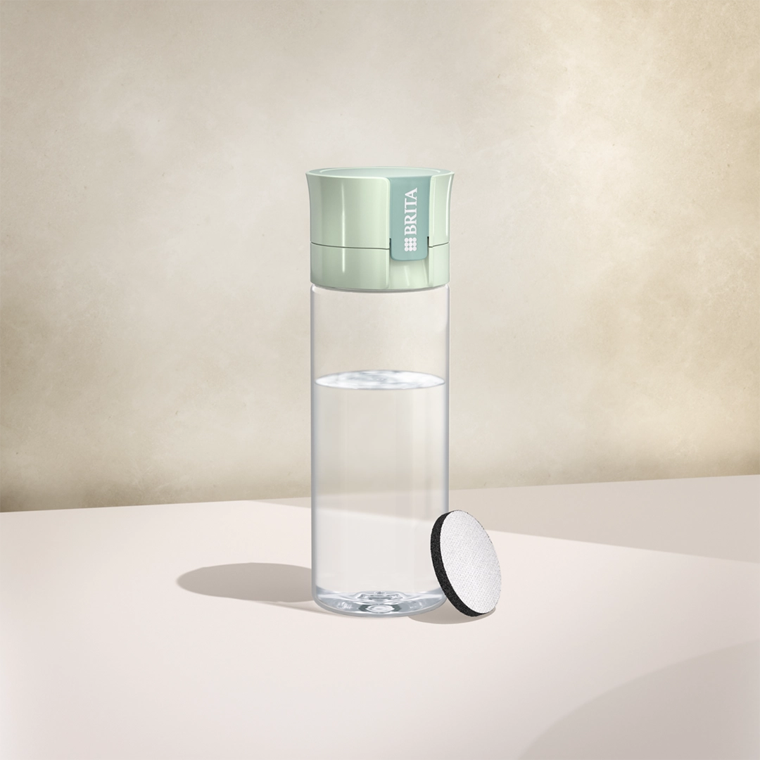 BRITA-water filter Vital-fles in lichtgroen op een beige achtergrond