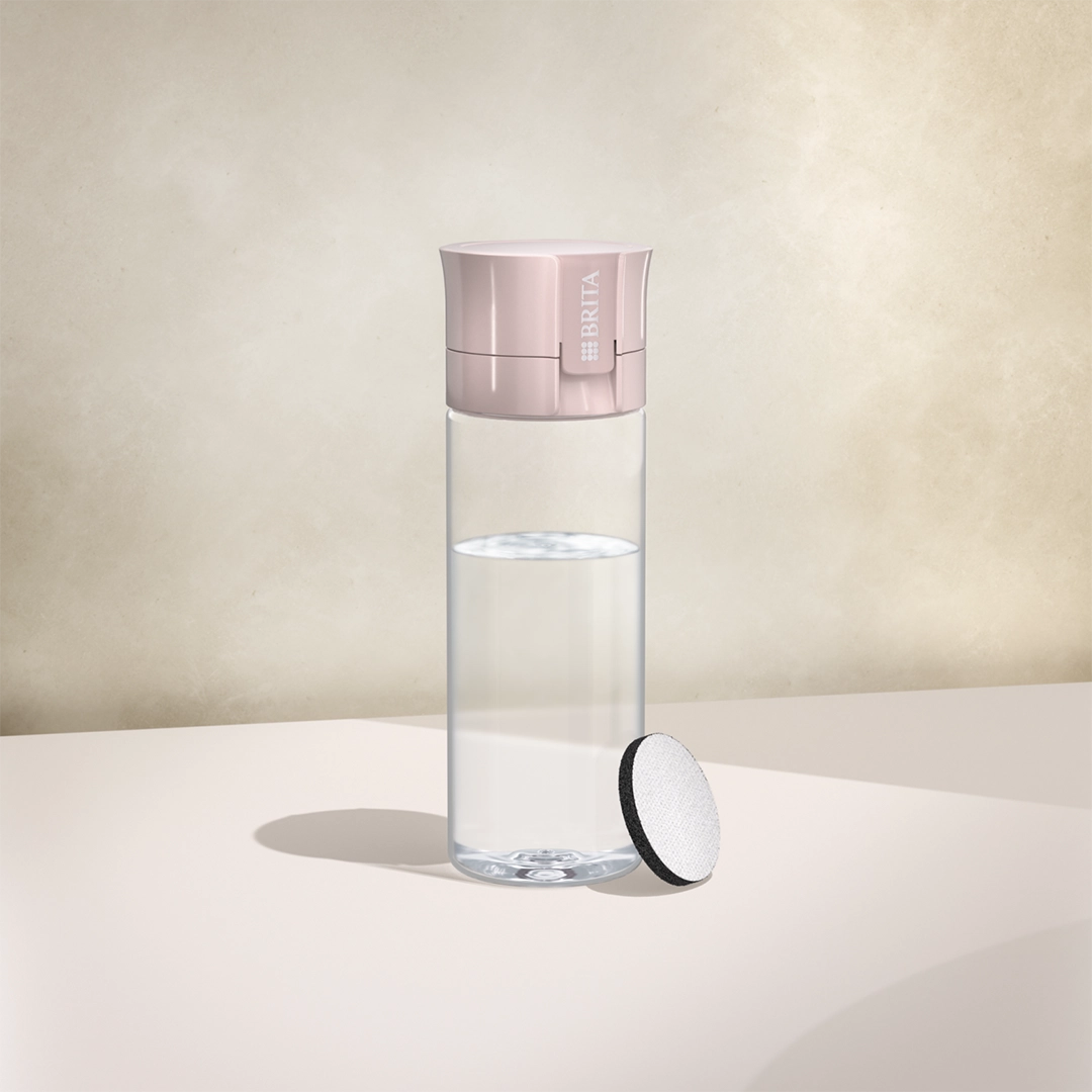 BRITA-water filter Vital-fles in mauve op een beige achtergrond