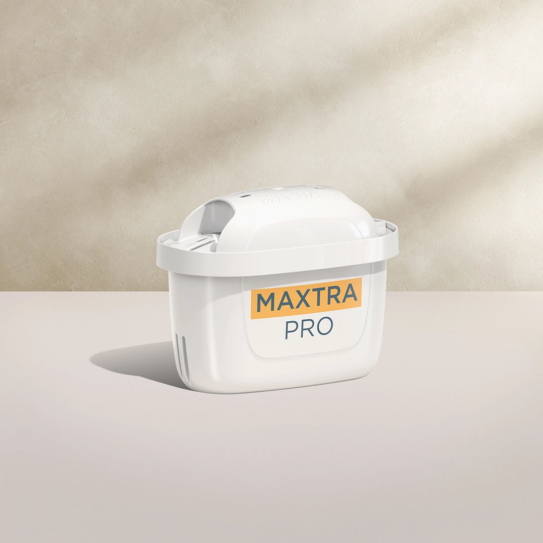 Een BRITA MAXTRA PRO KALK EXPERT waterfilterpatronen op een beige achtergrond