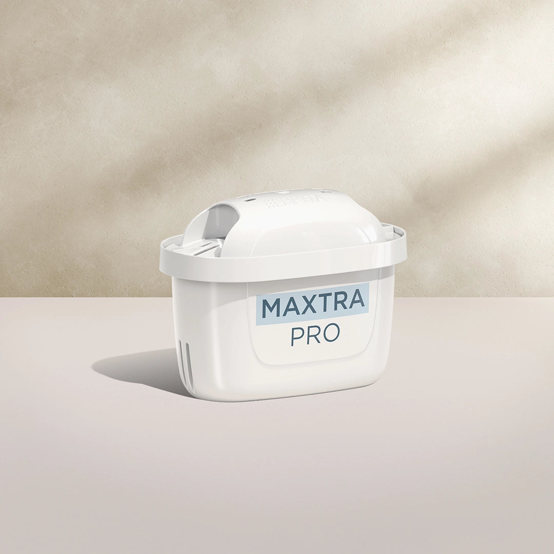 Een BRITA MAXTRA PRO PURE PERFORMANCE waterfilterpatronen op een beige achtergrond