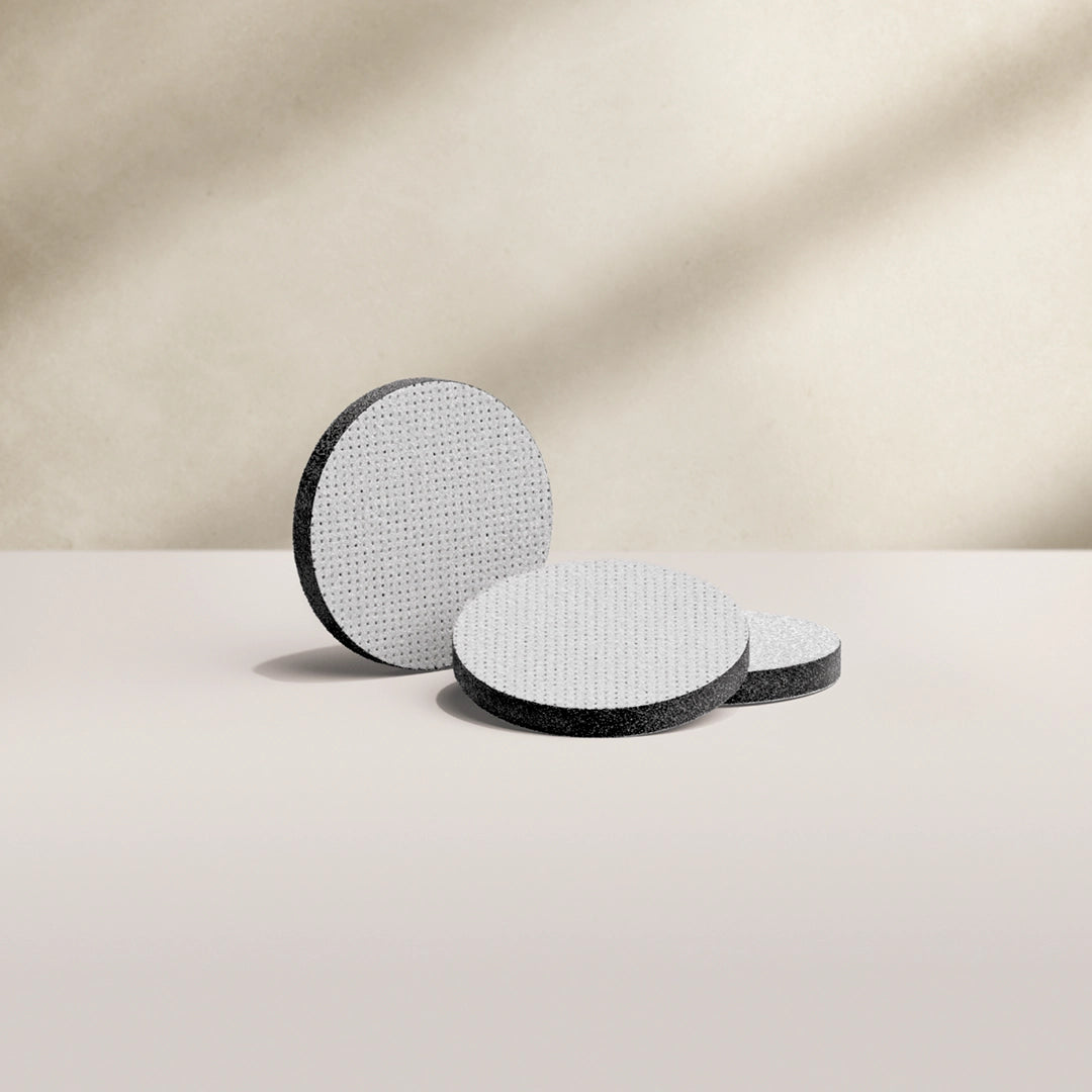 De BRITA MicroDisc op een beige achtergrond