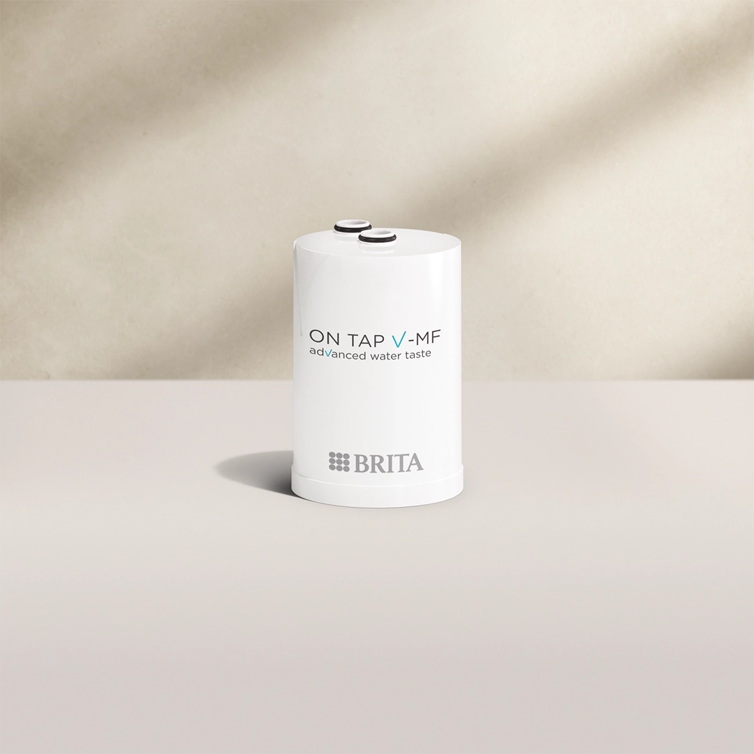 BRITA ON TAP VM-F waterfilterpatronen op een beige achtergrond