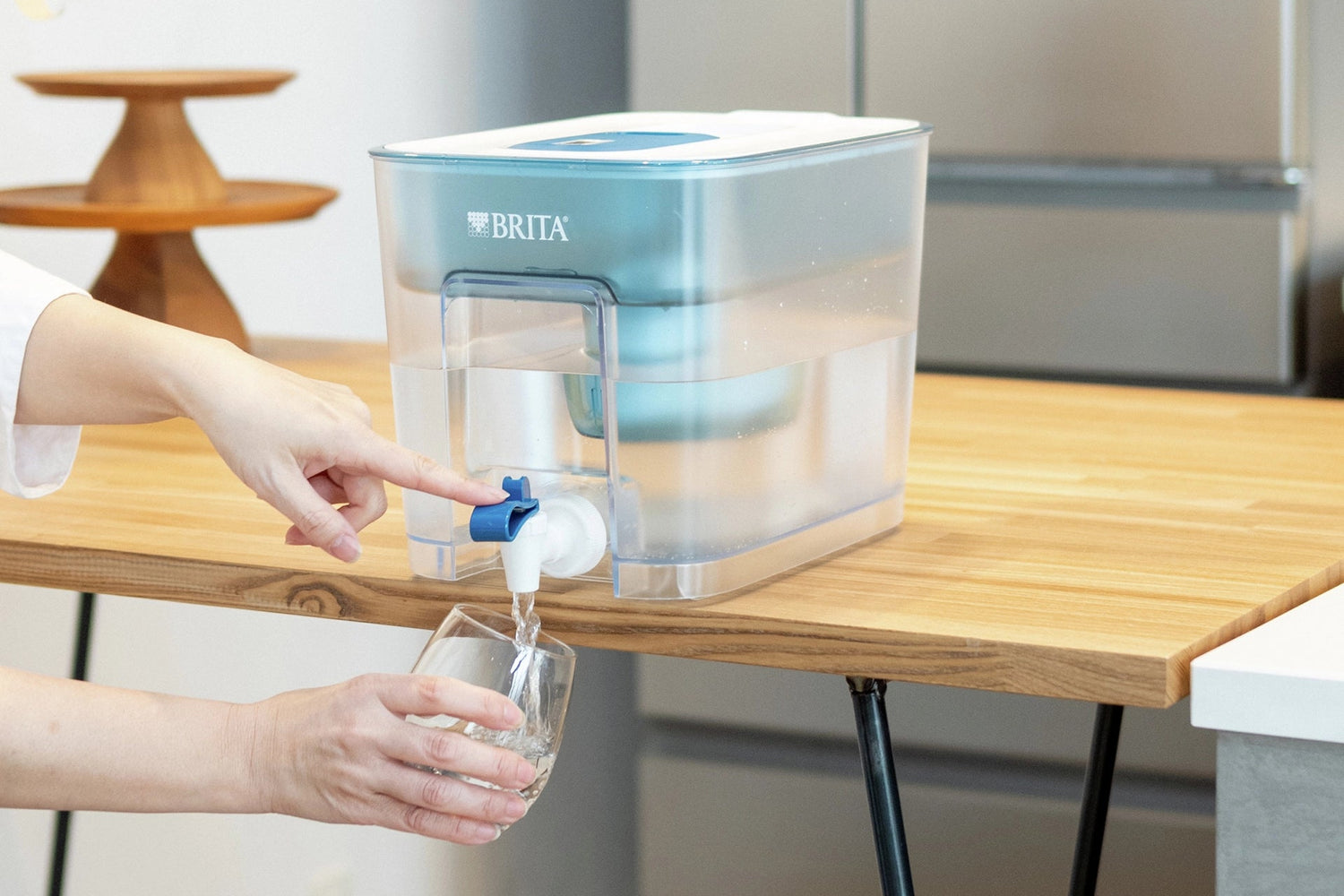 A BRITA Flow with a MAXTRA PRO PURE PERFORMANCE is used to fill a glass of water