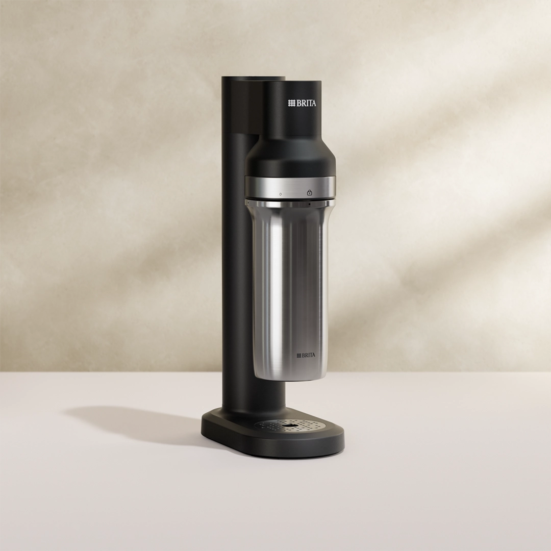 La BRITA noire machine à eau pétillante sodaTRIO sur un fond beige