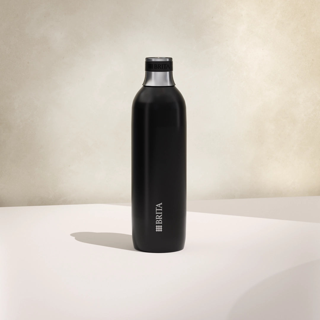 Un grand BRITA noir sodaTRIO Bouteille en acier inoxydable sur un fond beige