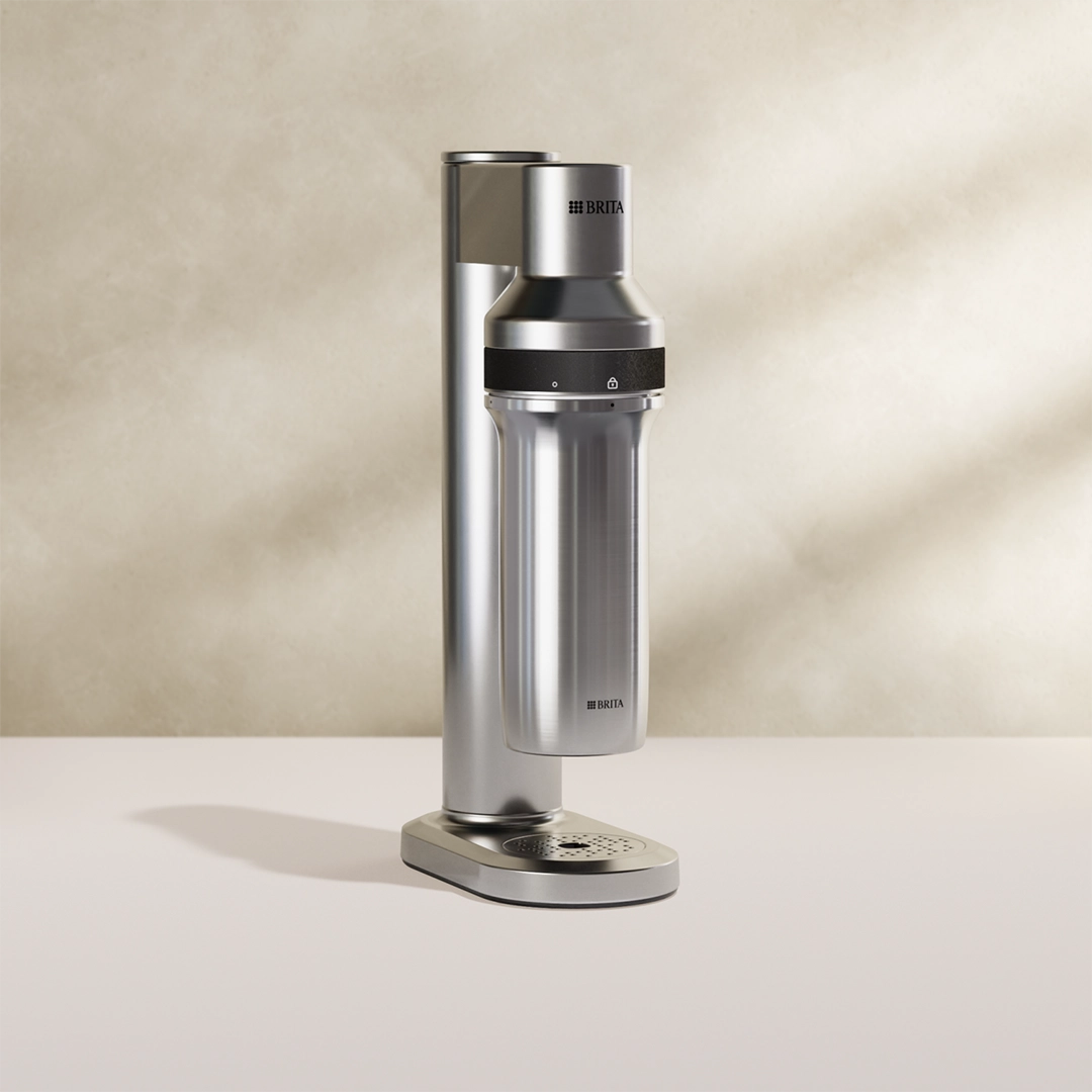 BRITA sodaTRIO pro machine à eau pétillante sur fond beige