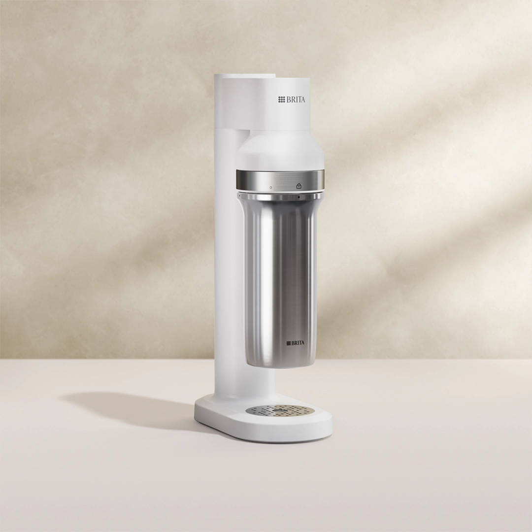 BRITA sodaTRIO machine à eau pétillante en blanc sur fond beige