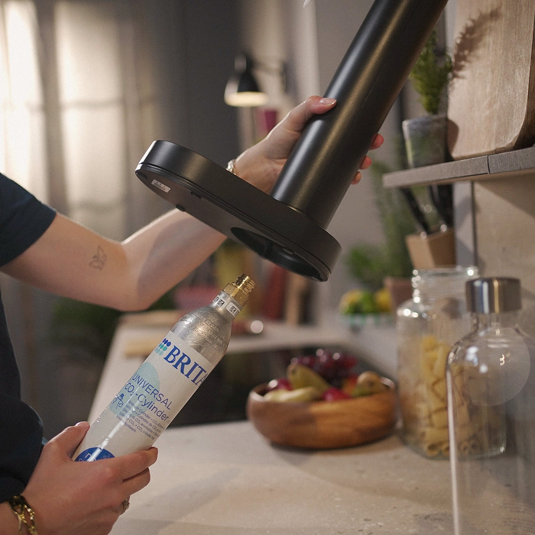 Inserting co2 cylinder in black sodaONE water sparkler